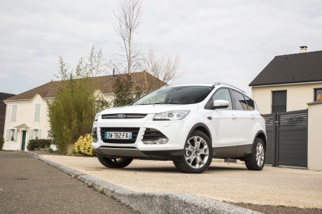 Ford Kuga 2016 blanc Titanium garé devant une maison vue avant gauche
