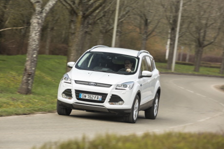 Ford Kuga 2016 blanc Titanium roulant sur une route vue avant