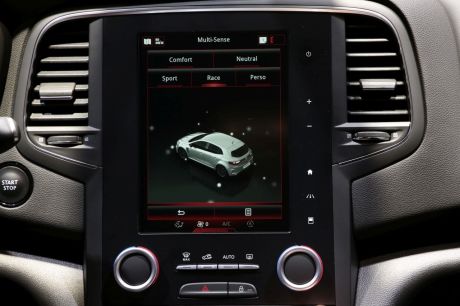 Le système multimédia peut afficher les performances de la voiture en temps réel grâce au mode RS Monitor.