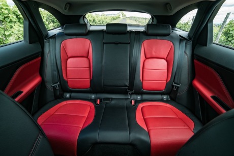 Jaguar F-Pace 25d 2017 : Statique intérieur place AR seules