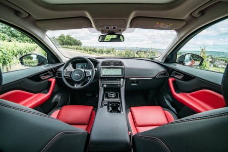 Jaguar F-Pace 25d 2017 : Statique intérieur planche de bord vue large