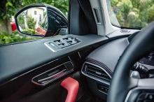 Jaguar F-Pace 25d 2017 : Statique intérieur tirette pour rabattre les dossiers AR