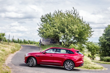 Jaguar F-Pace 25d 2017 : Action virage profil gauche