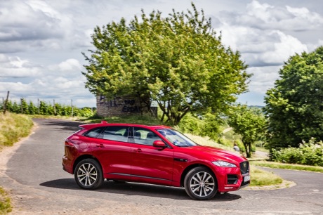Jaguar F-Pace 25d 2017 : Action virage profil AV droit