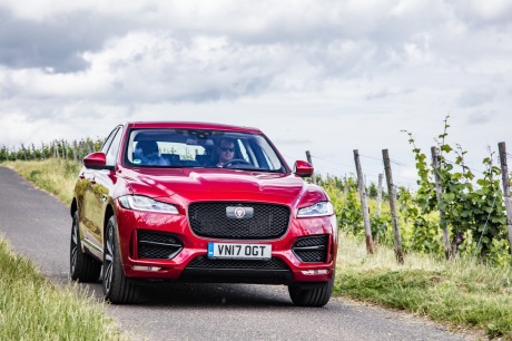 Jaguar F-Pace 25d 2017 : Action virage face AV droit