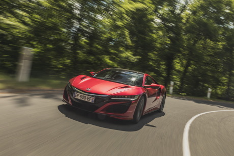 Honda NSX rouge 2017 vue avant en virages