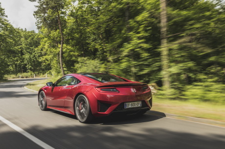 Honda NSX rouge 2017 vue arrière en virages