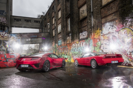 Honda NSX 1991 vs NSX 2017 rouge vue arrière murs tagués