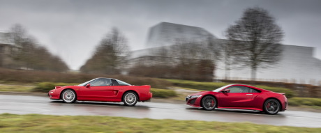 Honda NSX 1991 vs NSX 2017 vue de profil sous la pluie