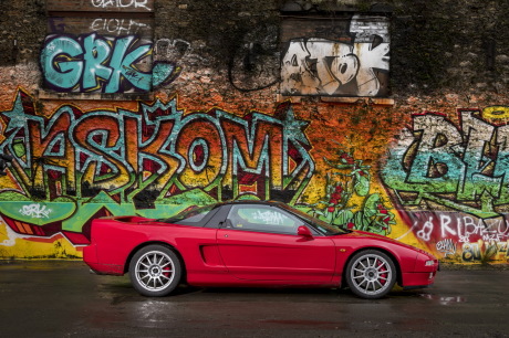 Honda NSX 1993 rouge vue de profil murs tagués