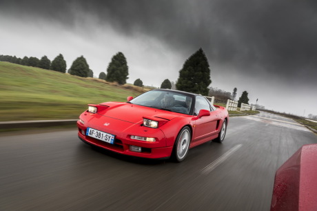 Honda NSX 1993 rouge vue avant gauche sur route pluvieuse