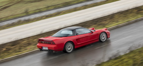 Honda NSX 1993 rouge vue arrière droite sur route pluvieuse