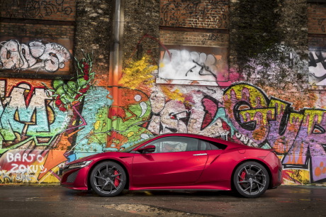 Honda NSX 2017 rouge vue de profil murs tagués
