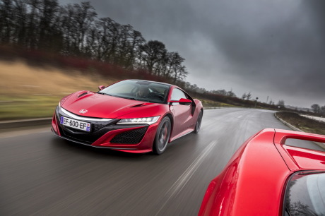 Honda NSX 2017 rouge vue avant sur route pluvieuse