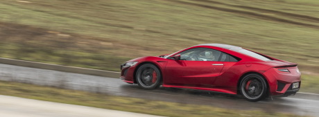 Honda NSX 2017 rouge vue arrière gauche sur route pluvieuse