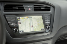 Hyundai i20 2016 creative gros plan sur l'écran tactile de la navigation GPS