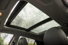 Hyundai i20 2016 creative gros plan sur le toit ouvrant panoramique sous la pluie