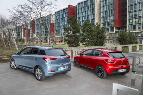 Le style de ces deux citadines demeure soigné. Mais, hormis en bas de portière, Clio et i20 manquent de protections de carrosserie pour la ville
