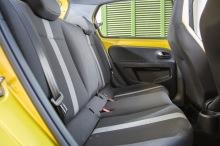 Volkswagen up! 2016 restylée : statique extérieur places arrière version dorée 5 portes
