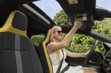 Volkswagen up! 2016 restylée : statique intérieur toit ouvrant version dorée 5 portes