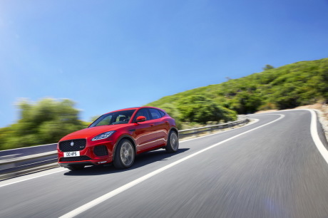 Le terrain de jeu favori du Jaguar E-Pace sera avant-tout les routes sinueuses où son différentiel actif permettra au pilote d'en profiter.