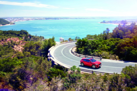 Jaguar E-Pace rouge roulant sur la route