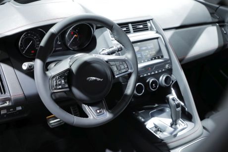 Jaguar E-Pace salon Francfort 2017 intérieur planche de bord