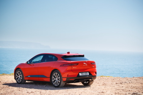 Allure à mi-chemin entre berline et SUV pour la Jaguar I-Pace. Ses batteries sont disposées dans le plancher.