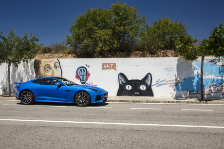 Jaguar F-Type SVR 2016 bleu garée devant un mur de tag