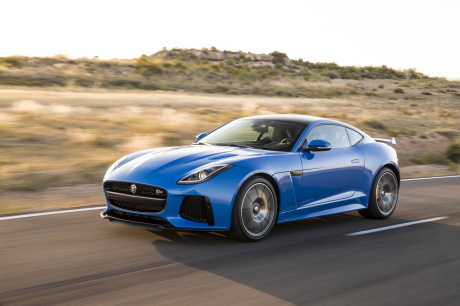 Jaguar F-Type SVR 2016 bleu roulant sur une route vue avant gauche