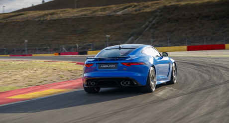 Jaguar F-Type SVR 2016 bleu roulant sur circuit vue arrière dans un virage