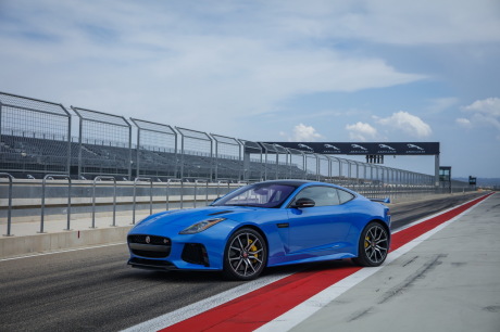 Jaguar F-Type SVR 2016 bleu garée dans la voie des stands vue avant