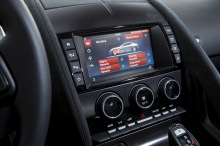 Jaguar F-Type SVR 2016 vue de l'écran central détaillant les modes de conduite
