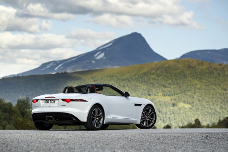 vu arrière de la détails de la jaguar F-Type 2.0 turbo