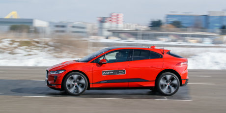Jaguar I-Pace rouge action profil