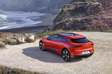 Jaguar i-Pace rouge statique arrière gauche