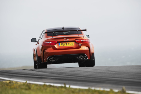 Jaguar XE SV project 8 arrière