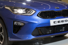 Optique de phare Les optiques de phare remontent généreusement sur le capot de la Kia Ceed 2018