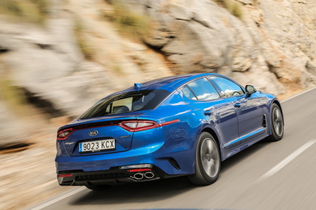 Kia Stinger bleu arrière droit