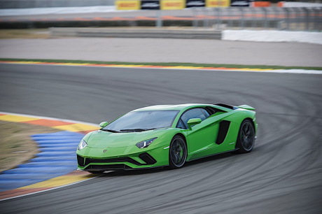 L'Aventador S inaugure les quatre roues directrices.