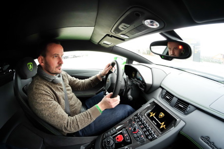 Concentration, précision au volant de l'Aventador S !
