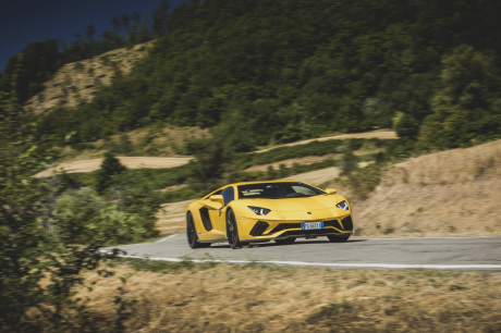 Lamborghini Aventador S jaune avant droit