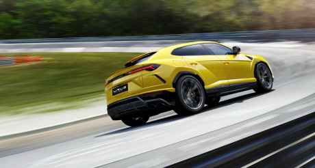 Lamborghini Urus 2018 SUV vue arrière jaune roulant sur circuit