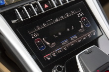 Lamborghini Urus vs. LM002