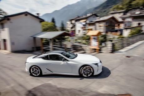 lexus lc500h en ville