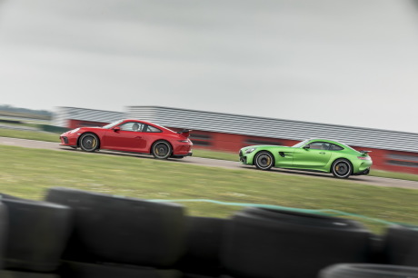 Porsche 911 GT3 rouge vs Mercedes-AMG GT R verte vue de profil