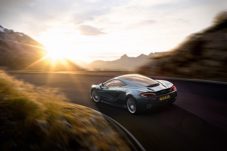 mclaren 570GT bleue arrière