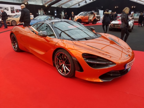 McLaren 720S vue avant orange