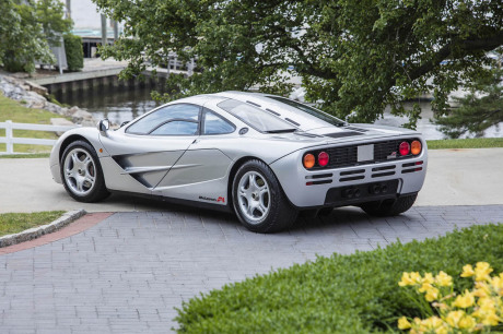 mclaren F1 grise arrière
