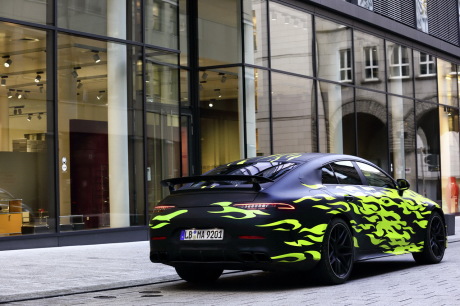Mercedes AMG-GT 4 camouflage fluo